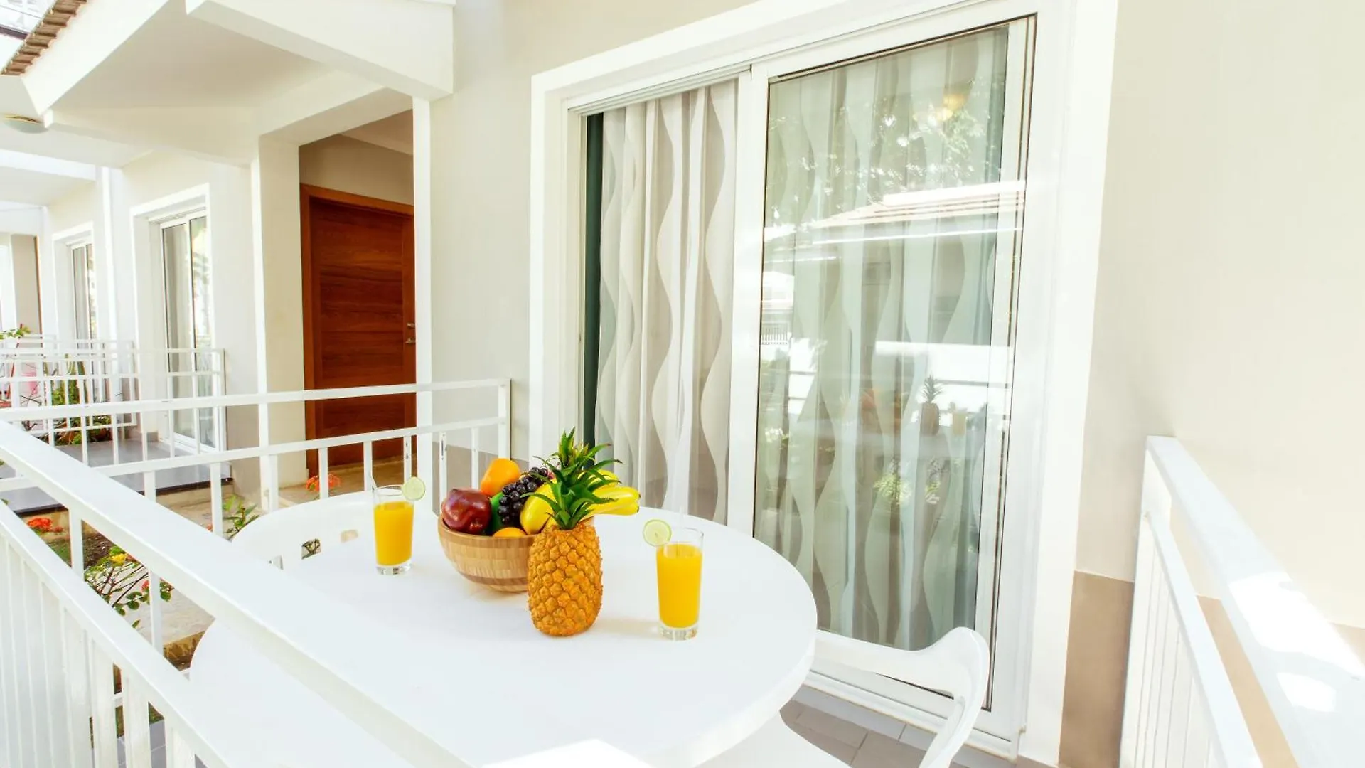 Tropicana Suites Deluxe Beach Club And Pool - Playa Los Corales Punta Cana